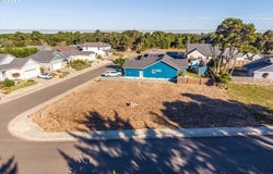 2688 Cascara Ave, Bandon, OR 97411