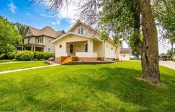 602 1st St, Hull, IA 51239