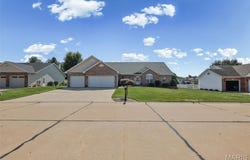 1805 Summerfield Lane, Godfrey, IL 62035