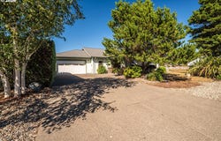 277 10th St SE, Bandon, OR 97411