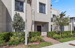 957 NE 211th St, Miami, FL 33179