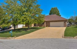 5126 S Sterling Court, Springfield, MO 65810