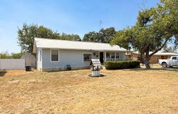110 RENFRO DR, Devine, TX 78016