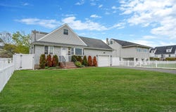 253 E Riviera Drive, Lindenhurst, NY 11757