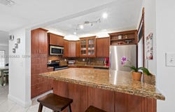 197 Lakeview Dr, Weston, FL 33326