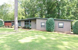 17 Glenwood Dr, Laurel, MS 39440