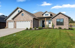 1646 S Pinecone Path, Springfield, MO 65809