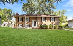 804 SE 13th Street, Oak Grove, MO 64075