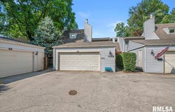 38 COUNTRY Place, Springfield, IL 62703