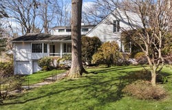 2 Hickory Hill, Roslyn, NY 11576