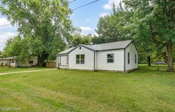 12 E Hawthorne Street, Aurora, MO 65605