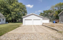 711 2nd St, Hull, IA 51239