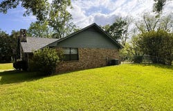 23 B St, Bay Springs, MS 39422