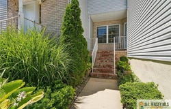 40 Lakeview Drive, Helmetta, NJ 08828