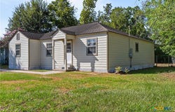 607 Hanover Street, Edna, TX 77957