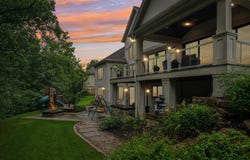 1646 Twisted Oak Ct, Hartland, WI 53029