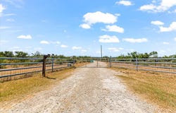 977 PRIVATE ROAD 1688, Moore, TX 78057