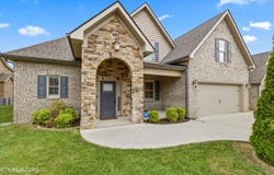433 Chimney Rock Drive, Lenoir City, TN 37771