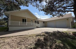 166 Hillcrest Dr, North Platte, NE 69101