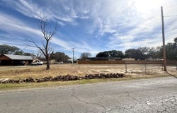 W Dilley, Devine, TX 78016