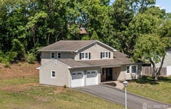 41 Oakwood Drive, Sayreville, NJ 08859