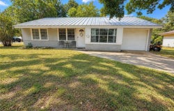 1119 N East, Edna, TX 77957