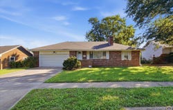 1706 SW Arrowhead RD, Topeka, KS 66604