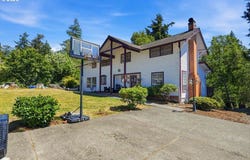 715 E 1ST St, Coquille, OR 97423