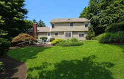 16 Woodhull Road, East Setauket, NY 11733