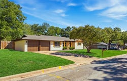516 Caduceus Lane, Hurst, TX 76053