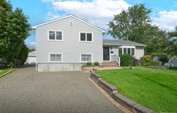 5 Robin Court, Bethpage, NY 11714