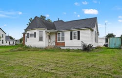 506 Buchanan St SW, Cascade, IA 52033