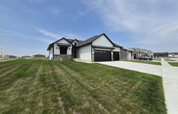 1043 Tuscan Trail, Hickman, NE 68372