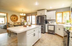 1421 Elm St, Hull, IA 51239