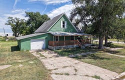 134 S Oak St, Osborne, KS 67473