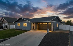609 Eagle Nest Dr, Granger, WA 98932