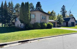 635 8th St NW, Chisholm, MN 55719