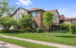 228 Brookside Lane, Willowbrook, IL 60527