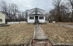 17 Comstock Avenue, Waterford, CT 06382