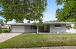 2205 8TH AVE, Minot, ND 58703