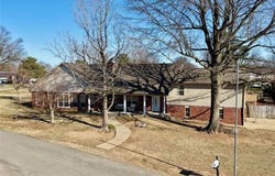 1002 W Knisley Avenue, Checotah, OK 74426