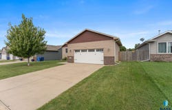 5604 W Oakcrest Dr, Sioux Falls, SD 57107