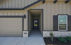 1562 N Emerald Valley Dr, Mulvane, KS 67110