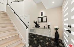 21490 Arcos Dr, Woodland Hills, CA 91364