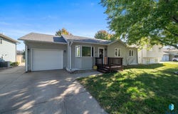 1205 Pasque Cir, Yankton, SD 57078