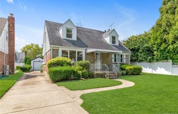33 Michael Lane, New Hyde Park, NY 11040