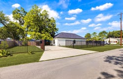303 Pine Ave, Luling, TX 78648