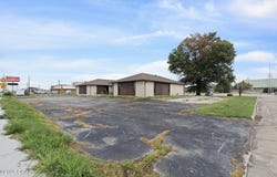 327 E Airport Drive, Carthage, MO 64836