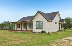 1213 County Road 1670, Moore, TX 78057