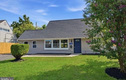 32 IRIS Road, LEVITTOWN, PA 19057